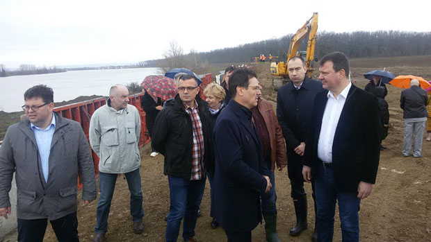 Саву кроти бетонски зид (ФОТО)